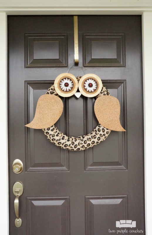 Make this DIY owl wreath using items you probably have around the house! This is a really cute, unique idea for fall decorating or fall porch decor. 