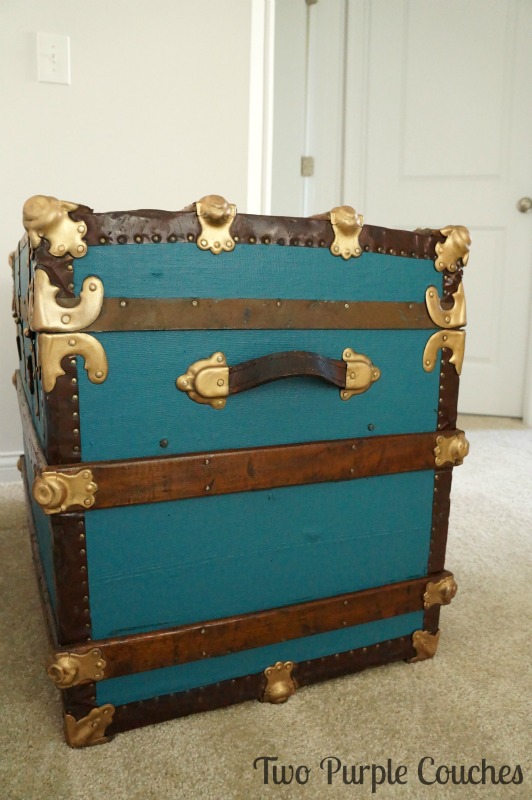 Obsessed with the beautiful blue paint on this vintage steamer trunk!!
