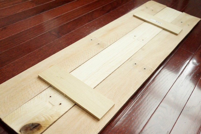 assembling wood pallet sign