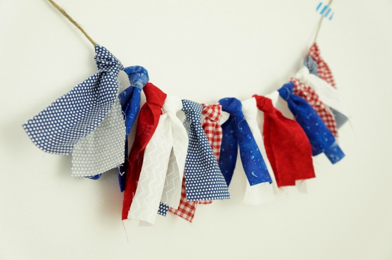 Follow this simple step-by-step tutorial to make your own fabric garland. Use red, white and blue fabrics to add a patriotic touch to your summer decor!