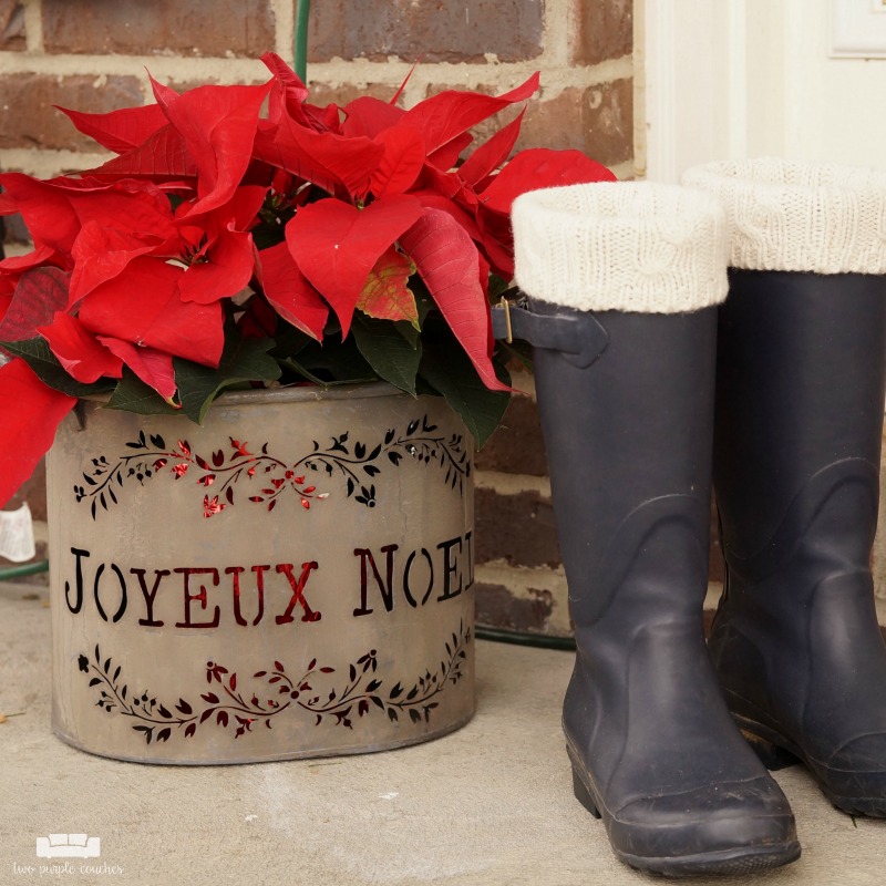Beautiful vintage-inspired Christmas porch decor - what a pretty way to decorate your front porch for the holiday season! I love the sled and post box!