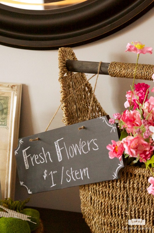 Beautiful Spring floral entryway decor with vintage and rustic touches! Find fresh inspiration on how to decorate your home’s foyer for Spring.