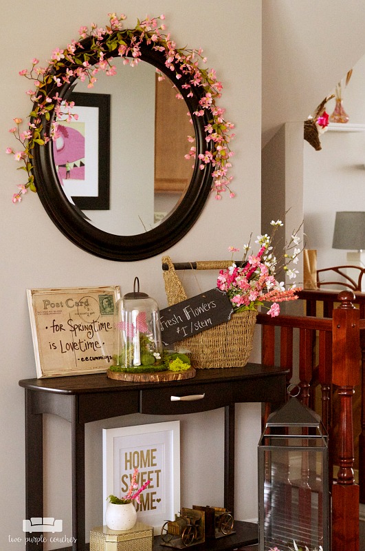 Beautiful Spring floral entryway decor with vintage and rustic touches! Find fresh inspiration on how to decorate your home’s foyer for Spring. 