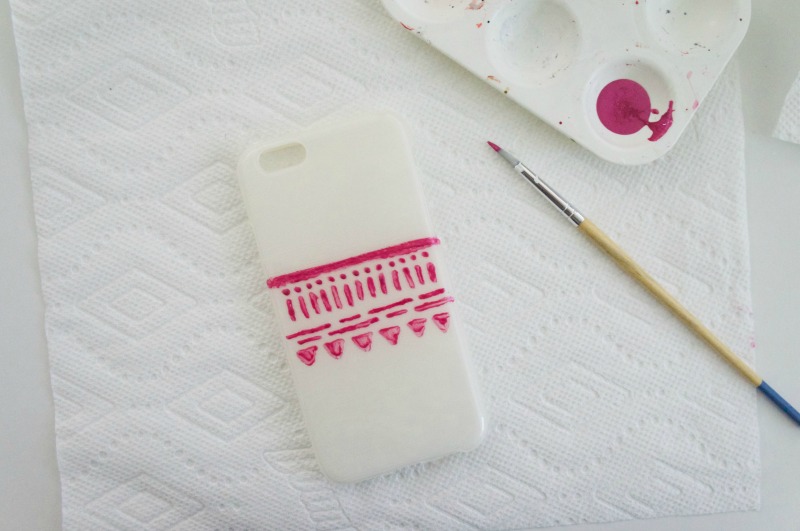 DIY Tribal Painted Phone Case / Awesome idea! Buy a plain phone case from the dollar store and give it a unique tribal-geo design with DecoArt paint!