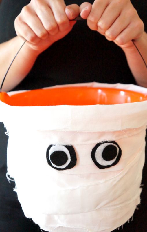 Adorable DIY Halloween idea! How to make your own Mummy Treat Buckets.
