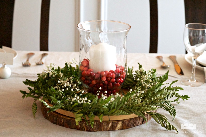 So pretty! This Christmas centerpiece made with natural greenery and real cranberries is stunning!