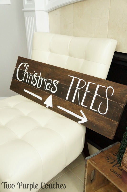 Get all the details on how to make this wood pallet sign for your holiday home!
