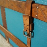 GREAT tips and tricks for how to paint a vintage steamer trunk. This is a stunning makeover!