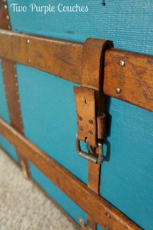 GREAT tips and tricks for how to paint a vintage steamer trunk. This is a stunning makeover! 