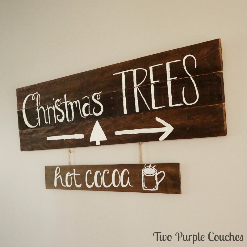 Love these DIY wood pallet signs for holiday decorating! 