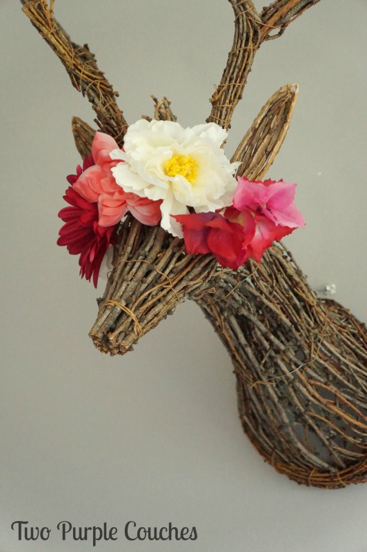 Gorgeous stag head with flower crown! Love this home decor idea for Spring!