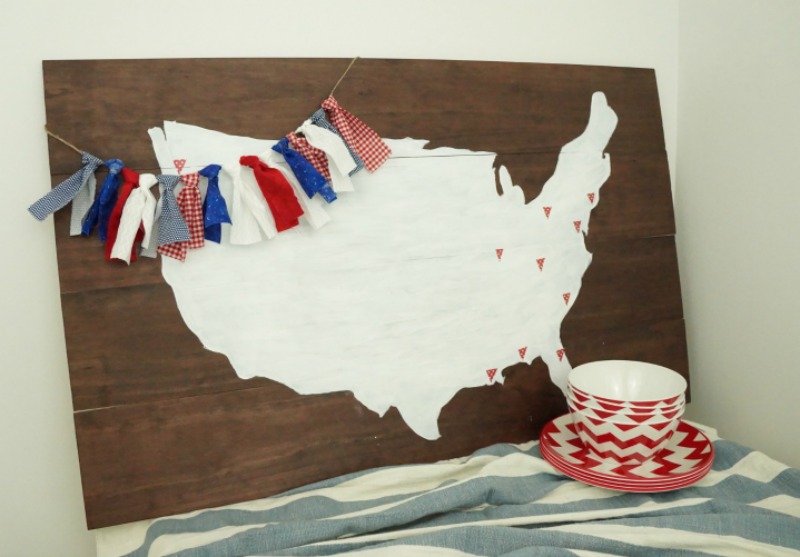 Follow this simple step-by-step tutorial to make your own fabric garland. Use red, white and blue fabrics to add a patriotic touch to your summer decor!