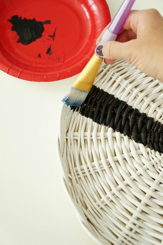 painted wicker chargers - see how this blogger transforms it into wall decor!