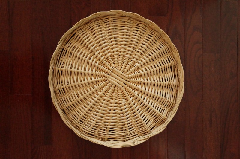 Plain wicker charger plate - see how this blogger transforms it into wall decor!