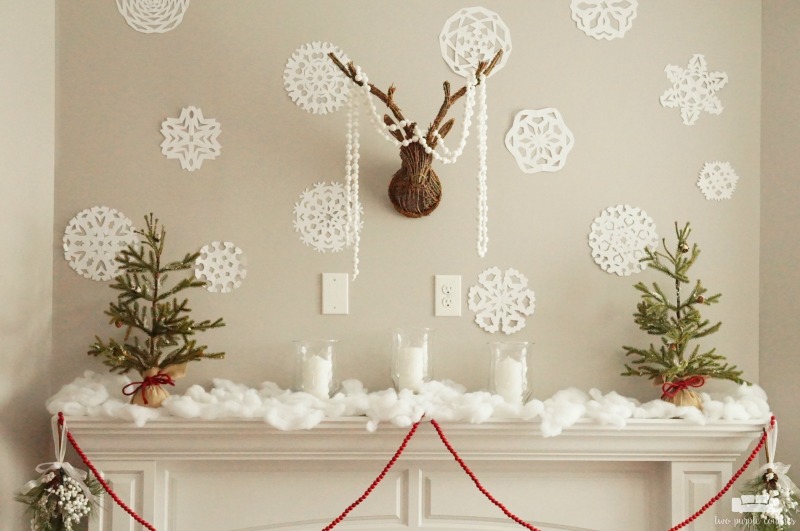 Simple Rustic Christmas Mantel Decorations / I am thrilled to be joining Sondra Lyn's Home for the Holidays tour with my woodlands-inspired holiday mantel.