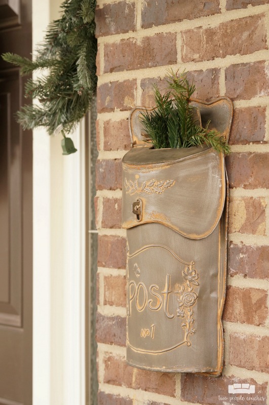 Beautiful vintage-inspired Christmas porch decor - what a pretty way to decorate your front porch for the holiday season! I love the sled and post box!