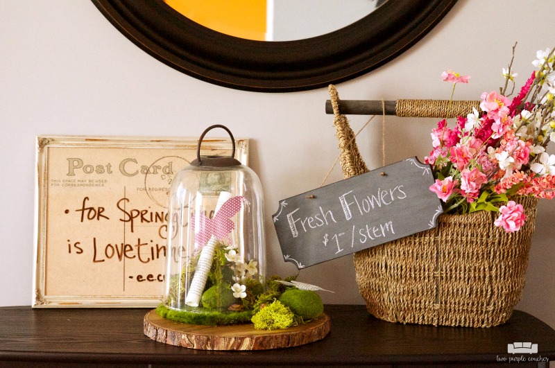 Beautiful Spring floral entryway decor with vintage and rustic touches! Find fresh inspiration on how to decorate your home’s foyer for Spring.