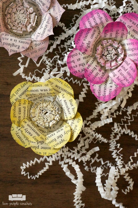 How to make book page flowers tutorial / Easy DIY book page flowers - a perfect crafts idea for upcycling old or vintage books in fun new ways.