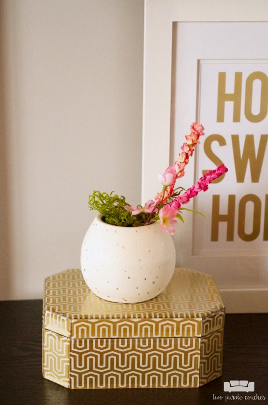 Beautiful Spring floral entryway decor with vintage and rustic touches! Find fresh inspiration on how to decorate your home’s foyer for Spring.