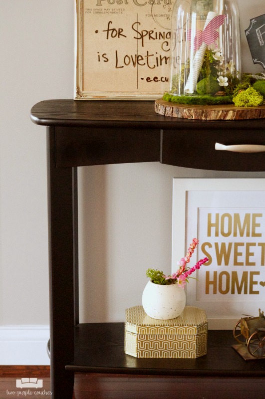 Beautiful Spring floral entryway decor with vintage and rustic touches! Find fresh inspiration on how to decorate your home’s foyer for Spring.