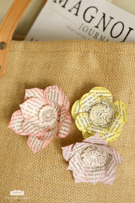 DIY Book Page Flower Pins / How to make beautiful book page flower pins or flair to add to a tote bag or wear as a lapel pin. 