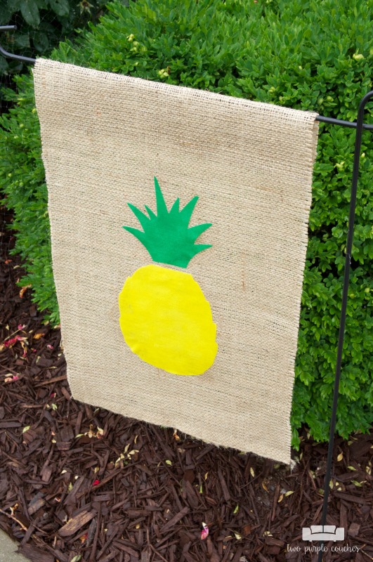 No-Sew Pineapple DIY Garden Flag / Learn how to make this super cute pineapple garden flat using your Silhouette Cameo or other cutting machine.