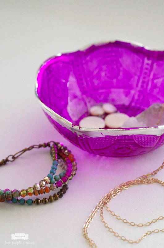 Moroccan-style DIY trinket dish. How to make your own boho-style trinket dishes for jewelry using dollar store bowls, dye and silver or gold gilding papers!