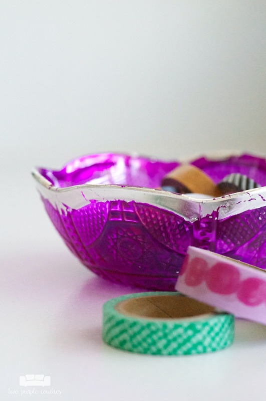 Moroccan-style DIY trinket dish. How to make your own boho-style trinket dishes for jewelry using dollar store bowls, dye and silver or gold gilding papers!