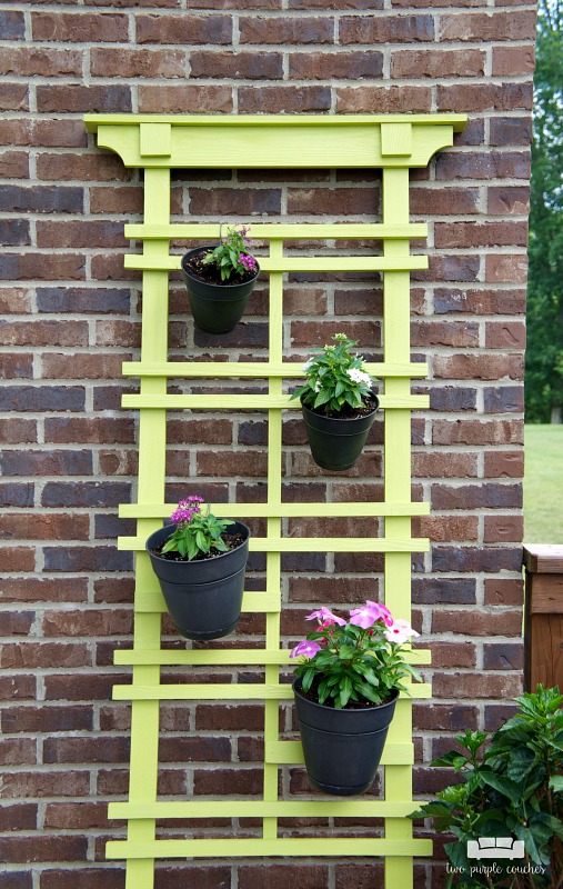 DIY Vertical Garden Trellis Makeover. Transform your outdoor patio decor with a modern painted vertical garden trellis. Great way to display flowers, herbs.