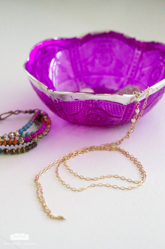 Moroccan-style DIY trinket dish. How to make your own boho-style trinket dishes for jewelry using dollar store bowls, dye and silver or gold gilding papers!