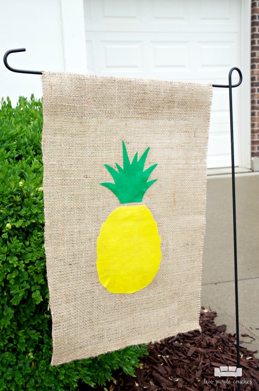 No-Sew Pineapple DIY Garden Flag / Learn how to make this super cute pineapple garden flat using your Silhouette Cameo or other cutting machine.