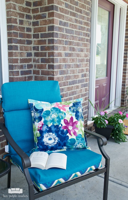 Summer porch decor - simple and cozy sitting area for your front entry