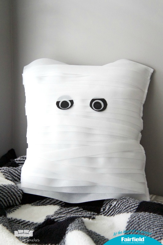 How to make a DIY Mummy Pillow. This pillow is the perfect not-so-spooky project for your Halloween home decor! And easy enough to make in an afternoon!