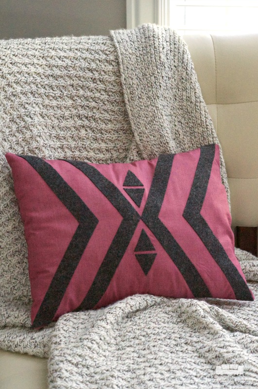 How to make your own boho style geometric pillow with felt. 