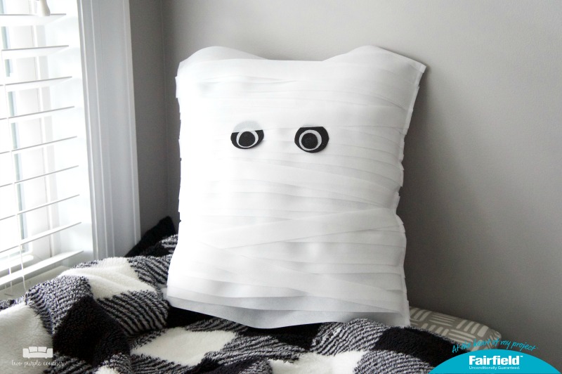 Adorable and easy DIY Mummy Pillow - perfect for Halloween decorating!