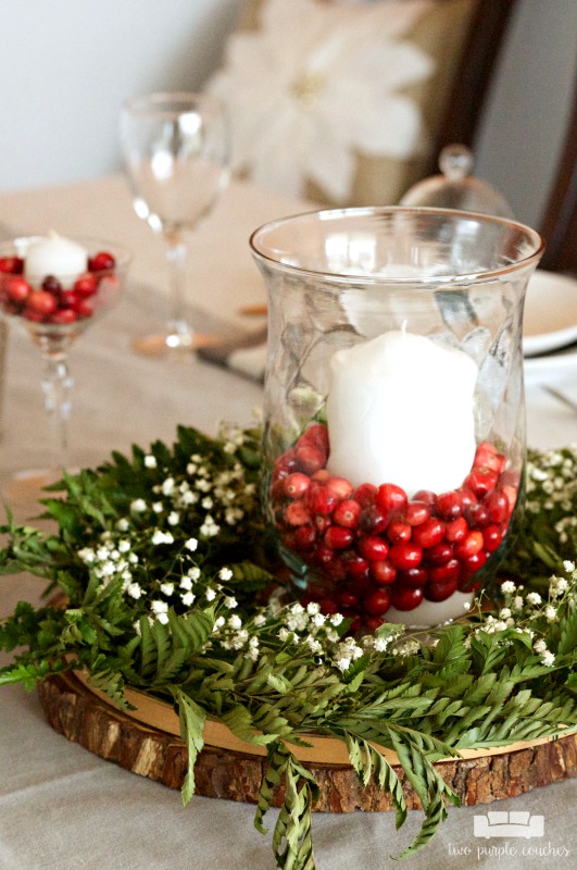 I am in love with this simple Christmas table decor - simple yet so elegant!