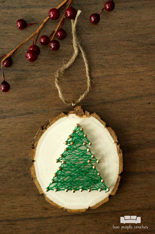 Love this craft idea! They're perfect for gifting! / Christmas Tree String Art Ornaments