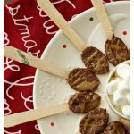 Chocolate coffee spoons with salted caramel are a delicious, indulgent treat. Follow this easy DIY recipe - they're perfect for Christmas parties and gifts!