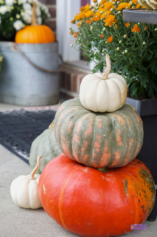 Love this cute pumpkin stack and the rest of this outdoor porch decor! I can totally do this on my own front porch for Fall!